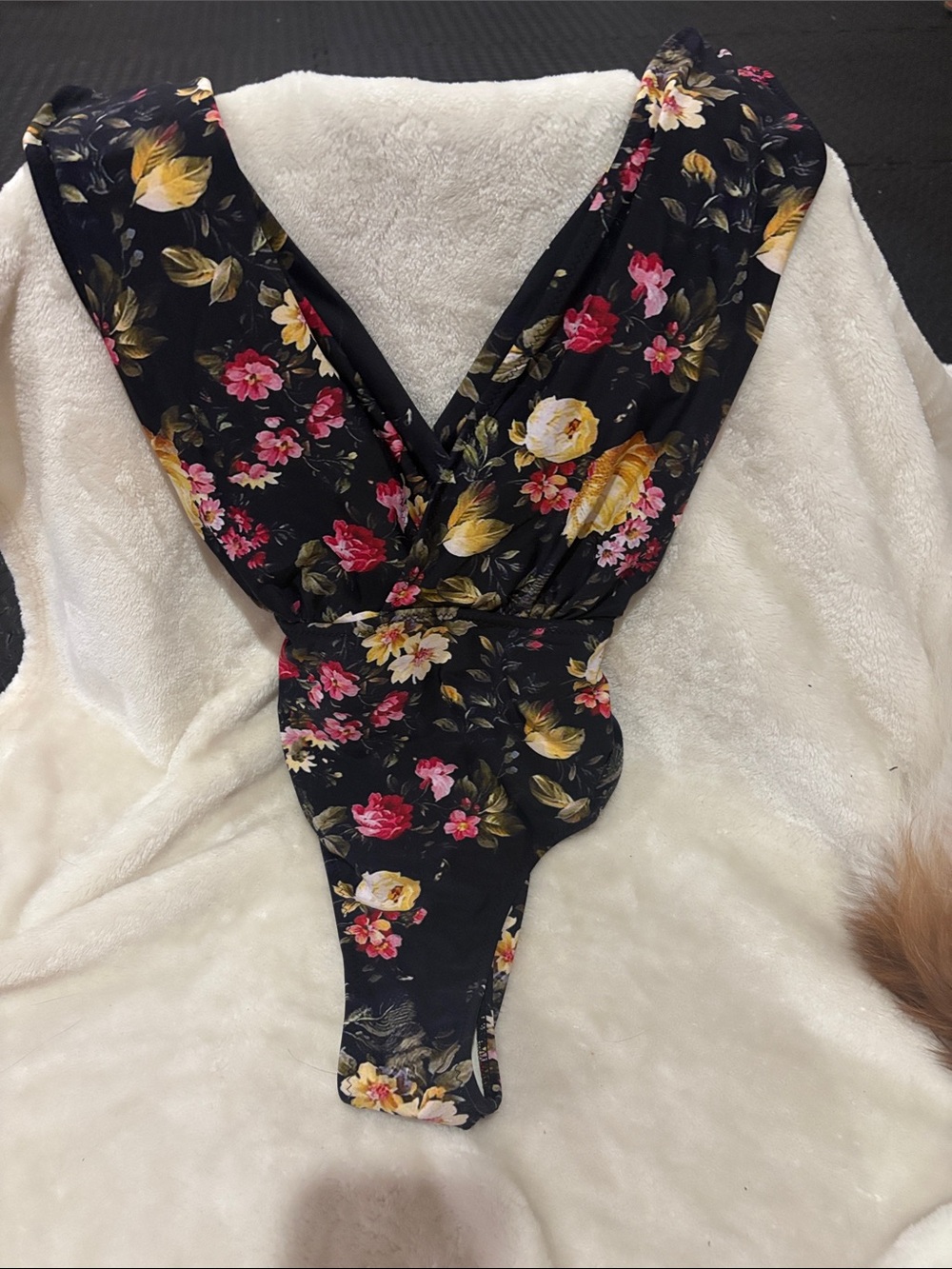 Floral V-Neck bathing suit  with tags on XL but fits like medium